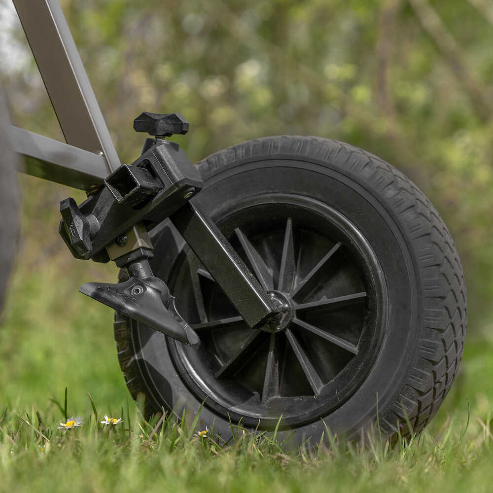 ap-0052_transit-extreme-3-wheel-barrow_inuse